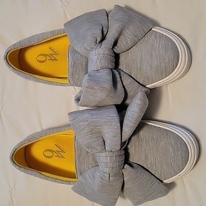 Nine West Bow Tennies Size 7
